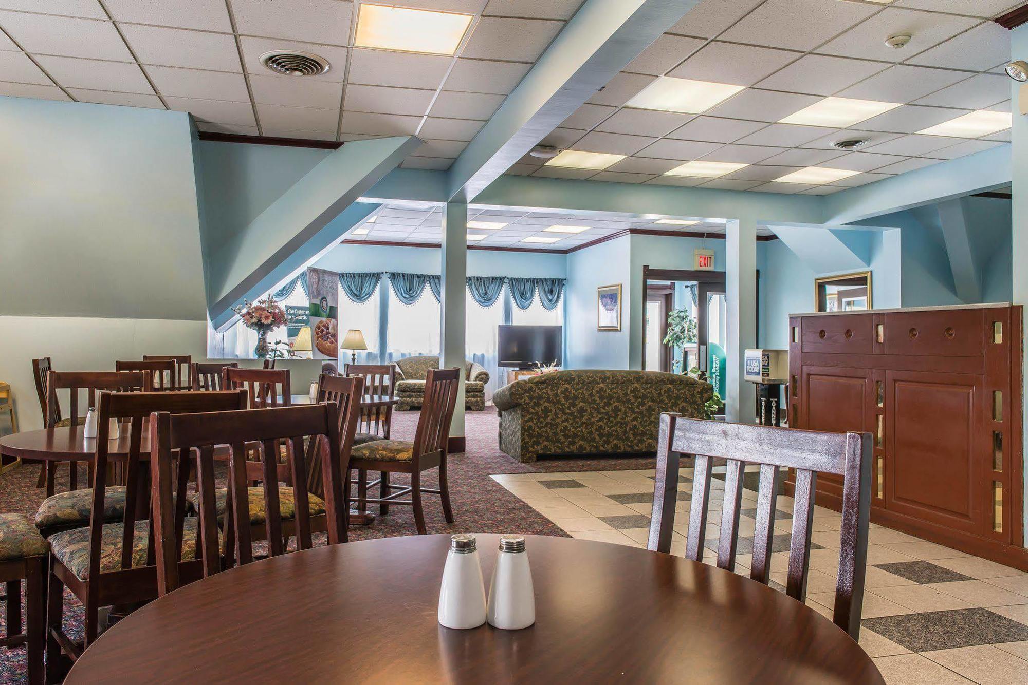 Rodeway Inn Brookville Exterior photo